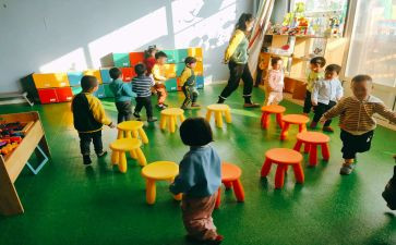中班体育抢椅子教案7篇
